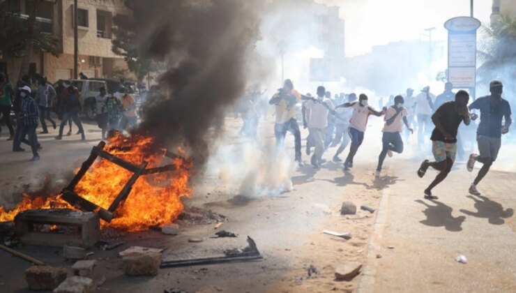 Senegal’de cumhurbaşkanı seçimi süresiz ertelendi, sokaklar savaş alanına döndü