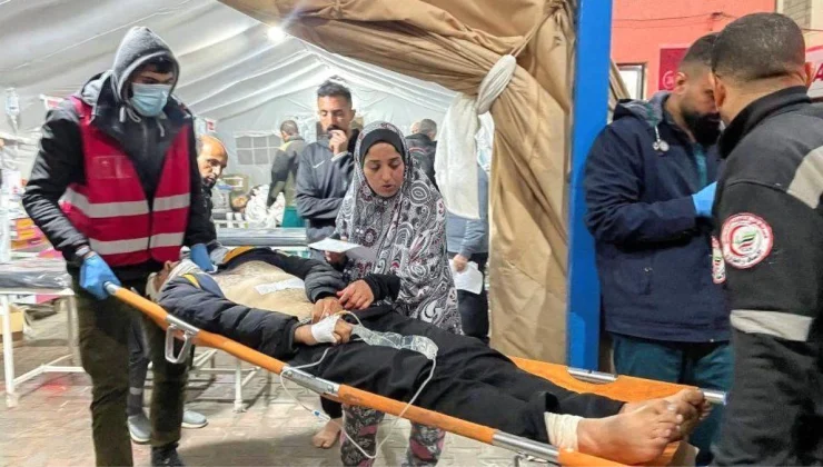 Gazze’de doktorlar sınırlı malzemeyle yaralıları ameliyat ediyor