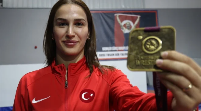 Dünya ve Avrupa Şampiyonu Buse Tosun Çavuşoğlu, Genç Güreşçilere Motivasyon Kaynağı Oluyor