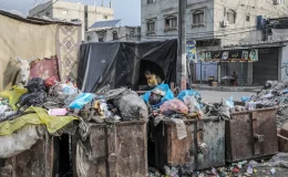 Gazze’de İsrail saldırıları sonucu biriken çöp ve atıklar sağlık tehdidi oluşturuyor