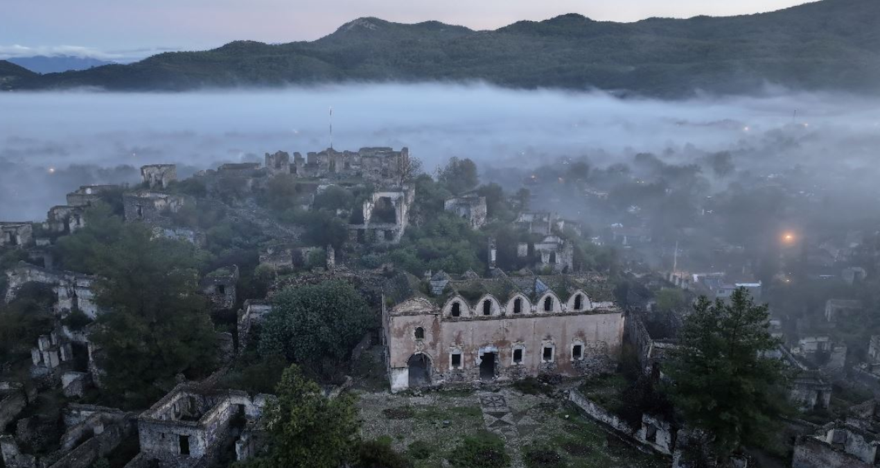 Turistler yaz- kış bu köyümüze akın ediyor: Giren kendini Harry Potter filminde sanıyor